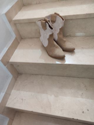 Botines camperos piel beige y blanco