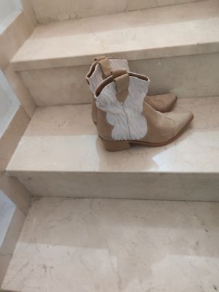 Botines camperos piel beige y blanco
