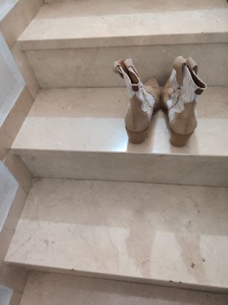 Botines camperos piel beige y blanco