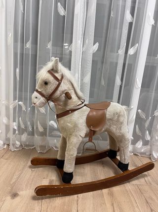 Caballito balancín de peluche. sin entrega
