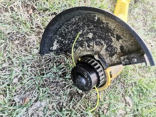 Desbrozadora eléctrica amarilla