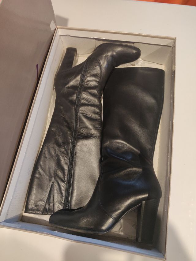 Botas altas de piel negras