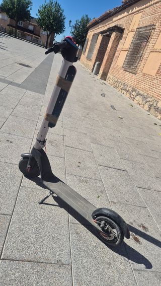 Patinete eléctrico con cargador