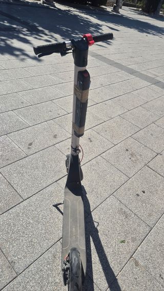 Patinete eléctrico con cargador