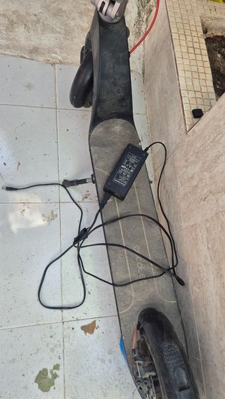 Patinete eléctrico con cargador