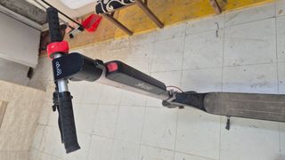 Patinete eléctrico con cargador