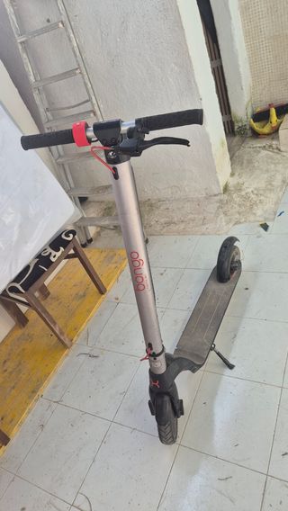 Patinete eléctrico con cargador