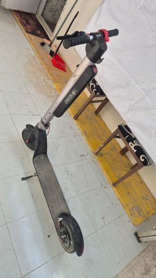 Patinete eléctrico con cargador