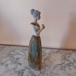 Figura Lladró Porcelana Mujer Flor