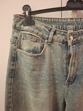 Jeans a gamba larga tempestati di strass