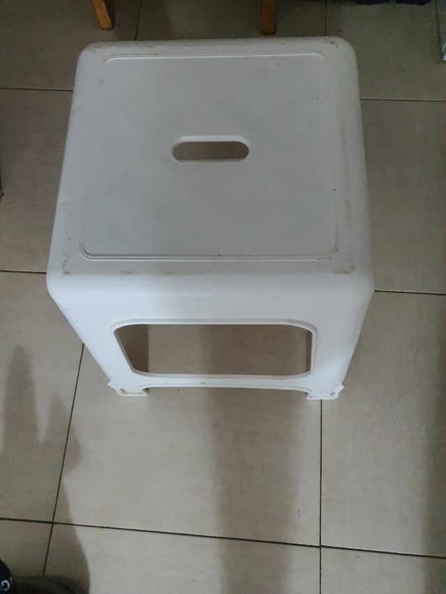 Banqueta de plástico blanca