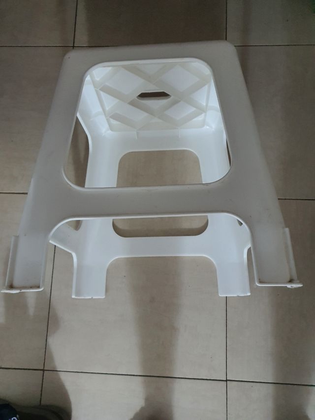 Banqueta de plástico blanca