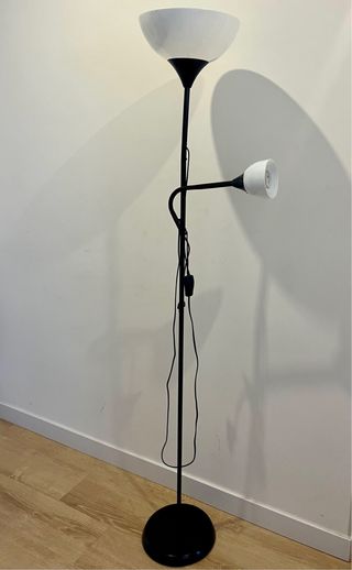 Lámpara de pie Ikea con brazo flexible