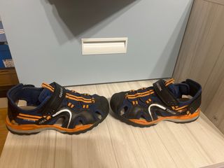 Sandalias Geox niño azul y naranja