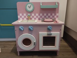 Cocinita de madera de juguete