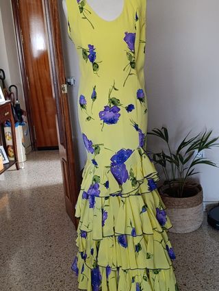 Traje de flamenca amarillo con flores