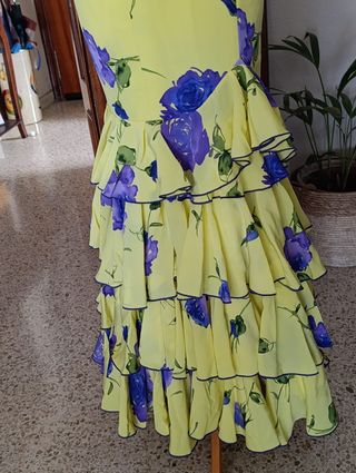 Traje de flamenca amarillo con flores