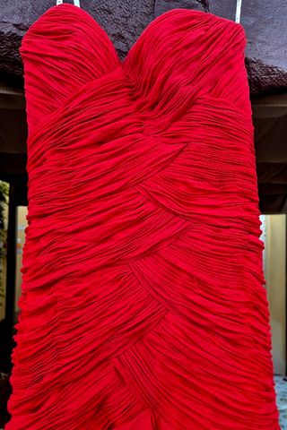 Vestido de fiesta. Leed el anuncio