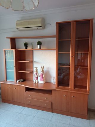 Mueble de salón madera y cristal