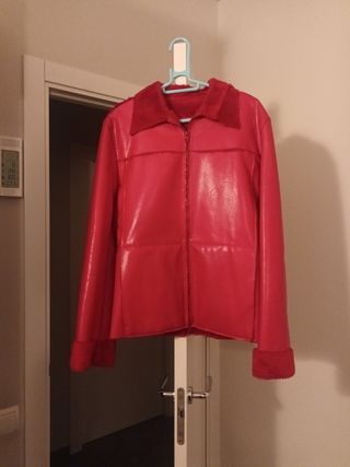 Cazadora efecto piel vintage roja