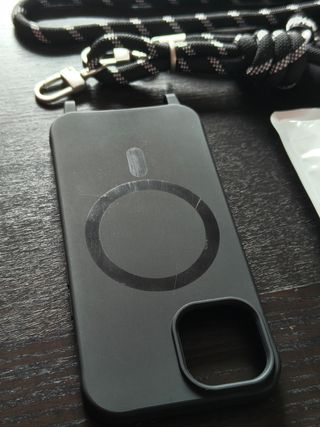 Cover iPhone 15 con Laccio Nero