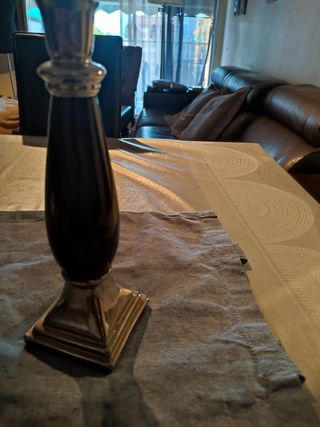 Candelabro de porcelana dorado y negro