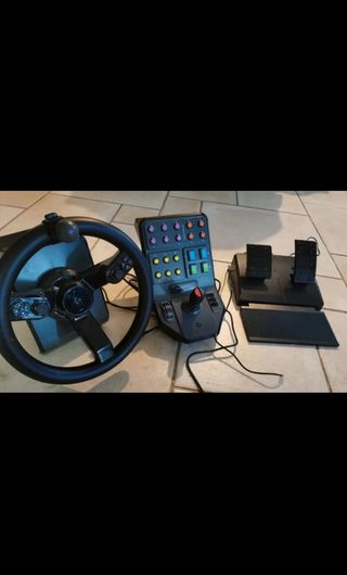 Se vende volante logitech G saitek