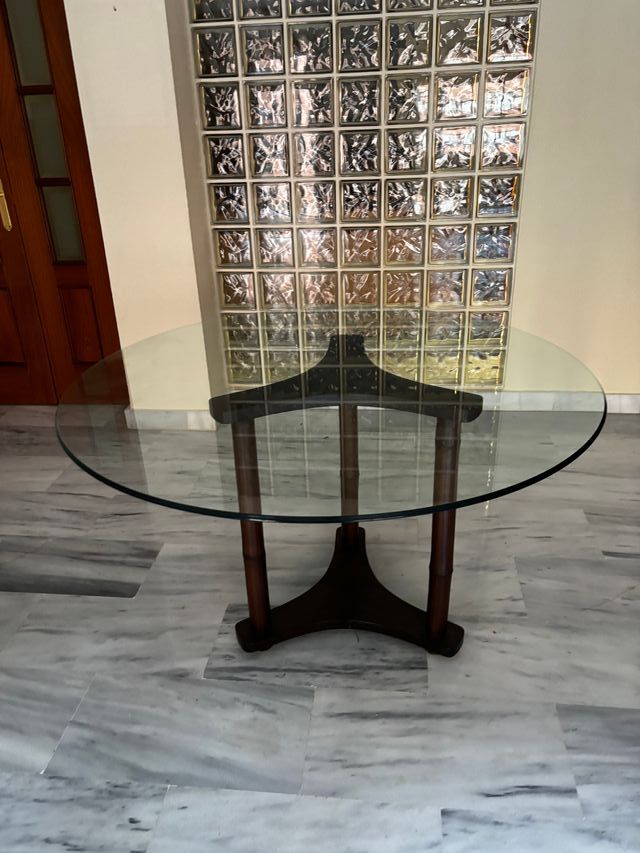 Mesa de comedor redonda de cristal y madera