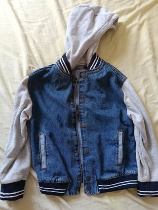 Chaqueta vaquera con capucha