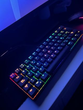 Teclado ISY y Ratón Logitech Gaming, con cable.