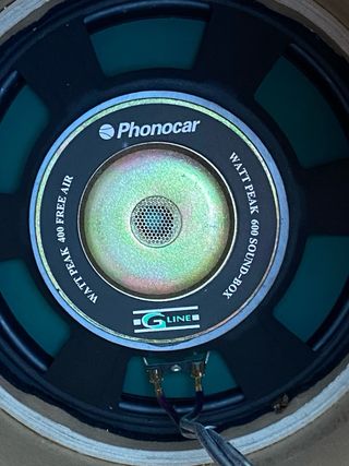 Caja acústica con Subwoofer y cable de conexión.