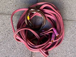 Caja acústica con Subwoofer y cable de conexión.