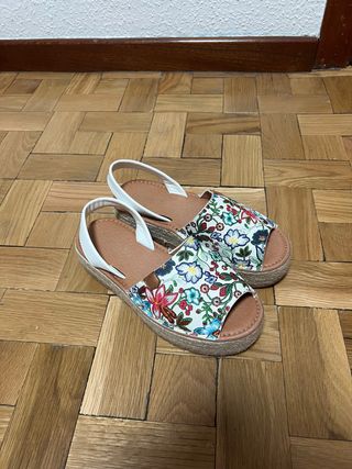 Sandalias flores blancas talla 39