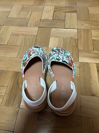 Sandalias flores blancas talla 39