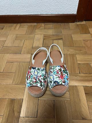 Sandalias flores blancas talla 39