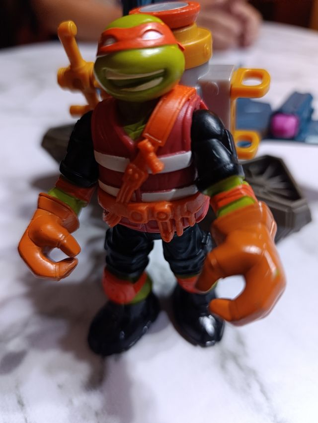 Tortuga Ninja con vehiculo flotante.