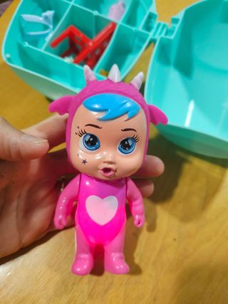 Bebe Llorón con accesorios. Tiene luz.