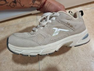 Zapatillas niña beige y blancas