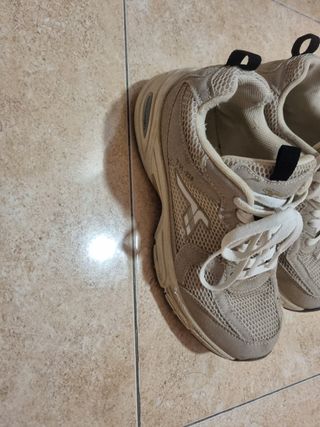 Zapatillas niña beige y blancas