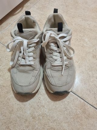 Zapatillas niña beige y blancas