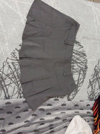 Falda gris plisada
