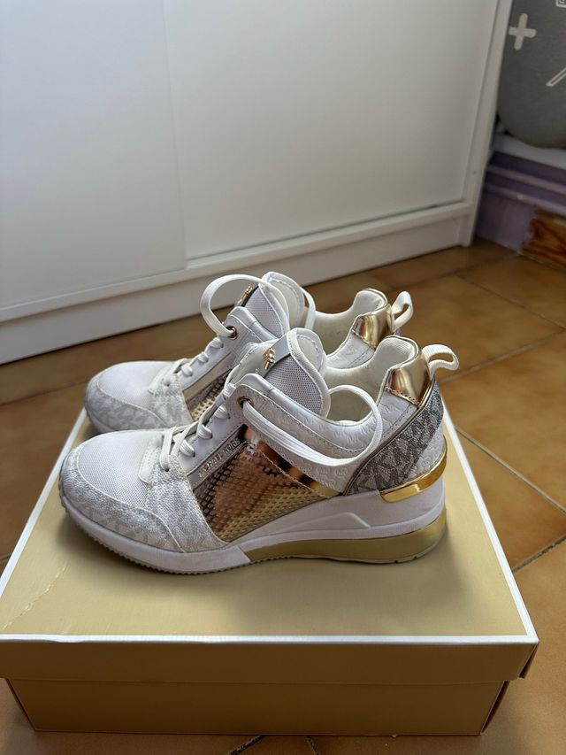 Zapatillas Michael Kors Blancas y Doradas