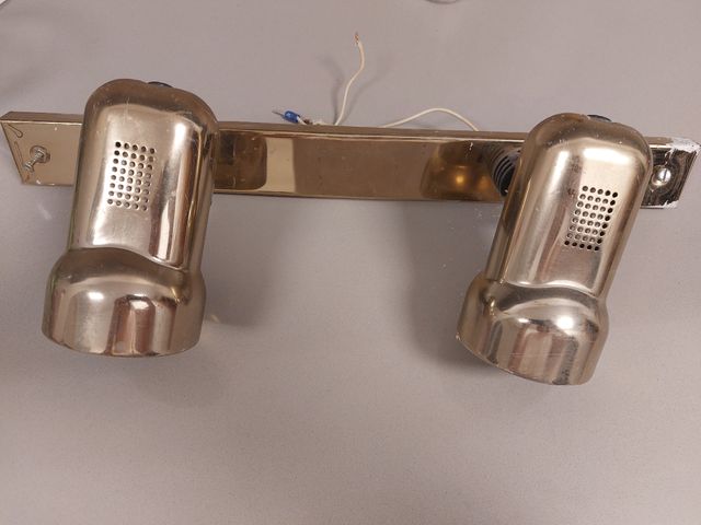 Foco dorado de metal