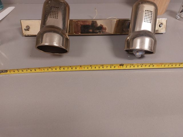 Foco dorado de metal