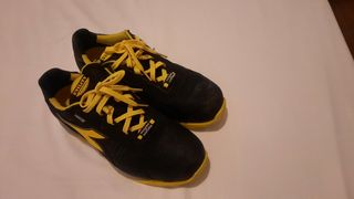 Zapatos de seguridad Diadora negros y amarillos
