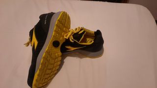 Zapatos de seguridad Diadora negros y amarillos