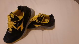 Zapatos de seguridad Diadora negros y amarillos