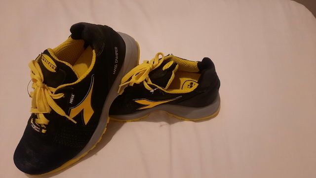 Zapatos de seguridad Diadora negros y amarillos
