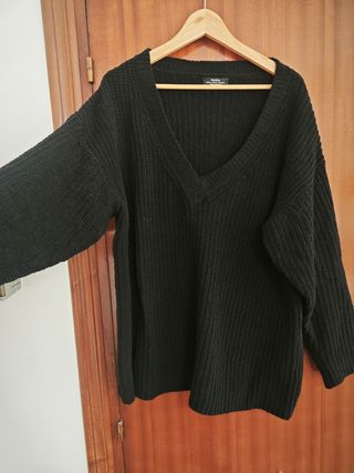 Jersey Bershka negro cuello pico talla M/L