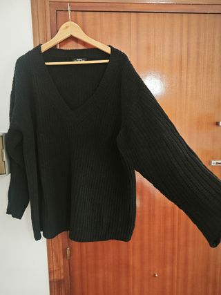 Jersey Bershka negro cuello pico talla M/L